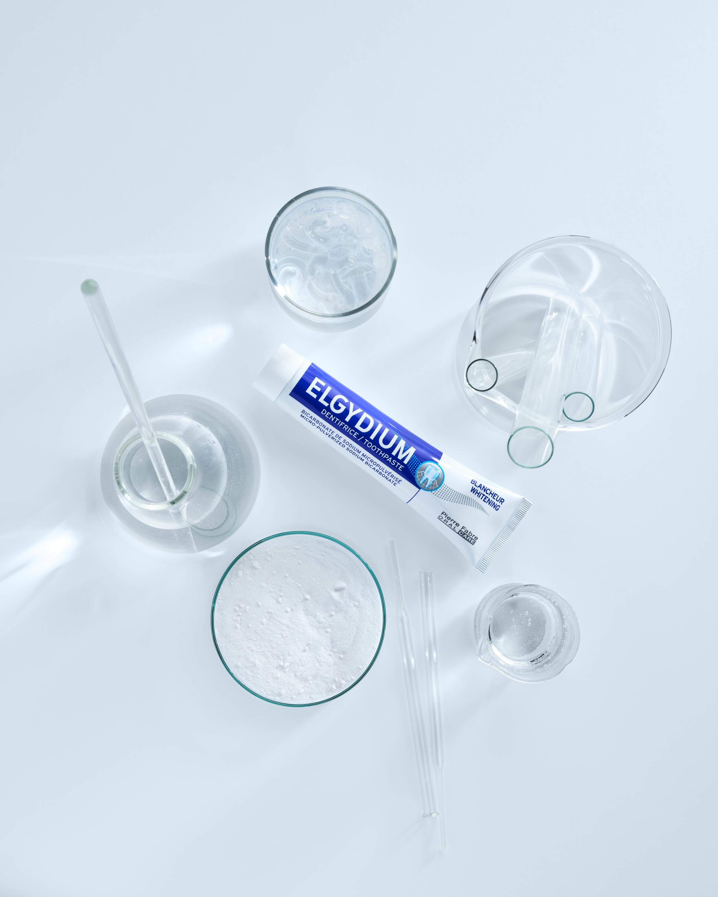 OC_ELGYDIUM_WHITENING_TOOTHPASTE_STATIC _POST_EXPERTISE_PRODUCT IN LAB_16x9_2025_3577056012402